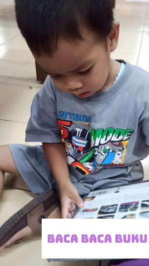 Membiasakan membaca buku sejak dini, meskipun cuma lihat gambarnya