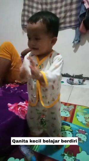 Qanita kecil belajar berdiri 
 #Anak bayikkk 