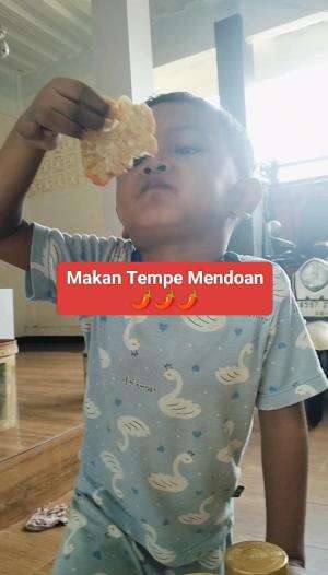 Gak Disuruh! Dia yang minta ngonten ?? lagi makan tempe mendoan seuhah #ngonten #makanpedas #nyaidarugi_real 