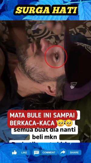 Pria ini berikan sebungkus roti dan air minum, kepada seorang bule yang terlantar karena kehabisan ongkos, dan beri uang seadanya.. 