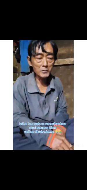 Niatnya mau nagih utang, abang ini seketika jadi iba. Karena melihat si bapak makan makanan yang sudah tidak layak dan hanya punya uang 9.00