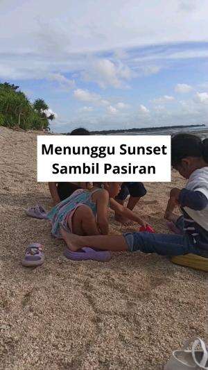 Menunggu sunset.

#RCTIPlus #HOTrctiplus #fyp #fypシ #Duniaanakanak #videoedukasi #Pantaiturtle #Sukabumi 