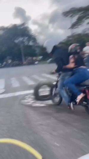 orang Jatoh ❌, Wong Njelungkup ✅