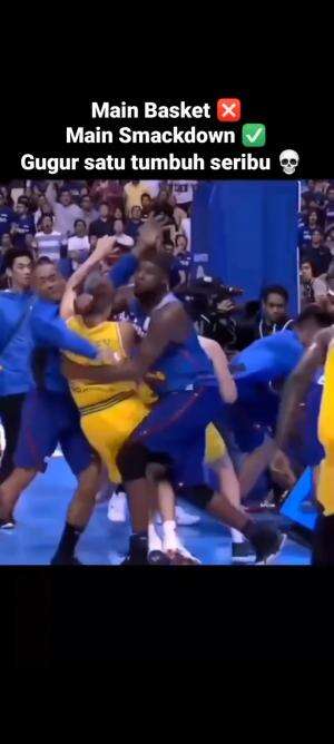 ini bukan kekerasan hanya sebuah test kekompakan tim
tumbang satu muncul seribu
 #kickbasket  #basket  #momen seru dalam olahraga  #basketba