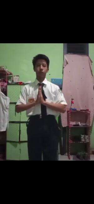 Siswa SMP ini diberi tugas menari, videonya sampai viral. Salfok sama ekspresinya yg begitu datar. 😂