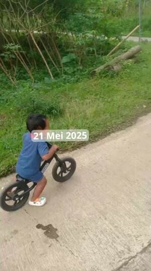 bocil dengan sepedanya 