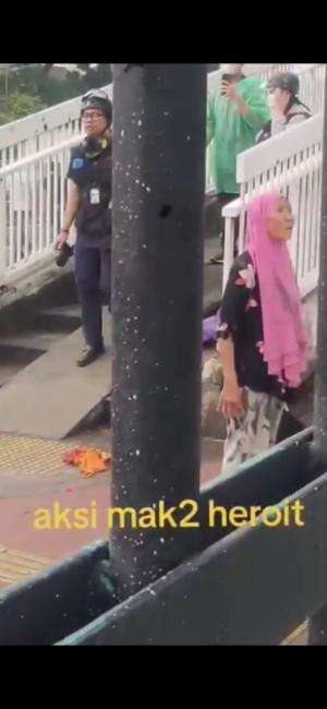 Emak-emak ikut turun