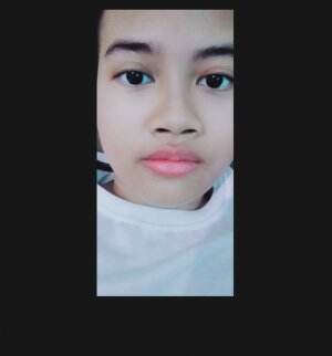 nama hilmy bae .seriosa.umur 16 tahun.pemenang juara 1 kontes bernyanyi internasional 2013. cover lagu tanah airku 