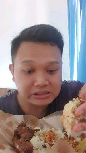 Rasanya Ternyata???Bebek Bumbu hitam Pinggir Jalan ,Kira2 Dengan Harga Segini??.#rctiplus #shortplus #makan #mukbang #kuliner #pinggiran