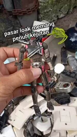 Pasar loak emang penuh kejutan, hunting barang ygy.  #gshock #trifting #RCTIPlus #Viral 