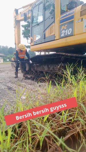 BERSIH BERSIH UNIT
 #Excavator 
 #komatsu
 #cleaningtracklink
 #fyppp
 #viral
