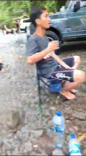 Tempat wisata asik? Ke sikabung-kabung aja "Trending Camp Sikabung Kabung" didesa Kutalimbaru. Mobil 4x4 bisa masuk sampai ke sungai ya lur.