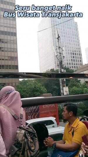 Jalan-jalan naik bus wisata Transjakarta 