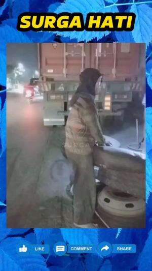 Gadis ini rela kerja jadi kernet truk, demi bisa temani sang ayah cari uang, meski badan harus kotor penuh debu.