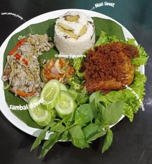 Nasi liwet dan ayam lengkuas, sambal dower mangga muda & tumis jantung pisang.. 