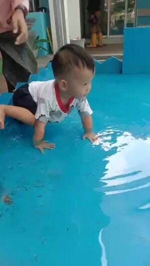 suka bener anak kalau udah main air 🐬