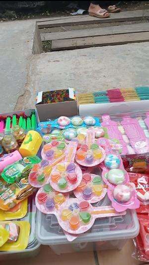 pagi pagi jualan 
 #kehidupandisekolah 
 #Disela2harinyenyongselalu 