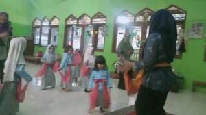 Sekarang belajar tari dulu