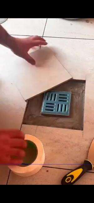 Cara memasang ubin di sekitar saluran pembuangan.