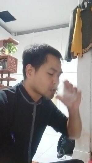 Kaget, kena semprot!Telat Suapinnya.... 