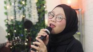 POPPY REZHA SINGING JAKARTA MELAWAN RESTU BY MAHALINI (LIVE COVER) 