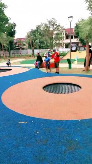 Bermain sepuasnya di Eco Park Tebet.
