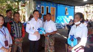 Wali Kota Kupang, dr. Christian Widodo
serahkan bantuan lima unit rumah layak hunibagi warga tidak mampu di Kelurahan Naikolan, Kec. Maulafa