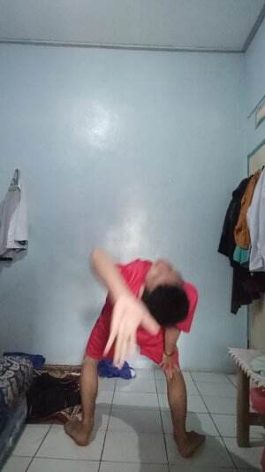 Nyanyi nya sambil kayang biar ada tantangan 🤣🤣🤣😂