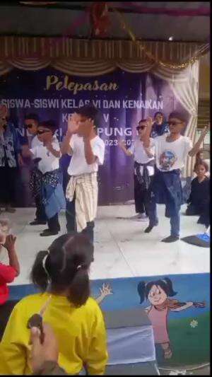 Baim  petas nayik pagug berserta teman teman ya