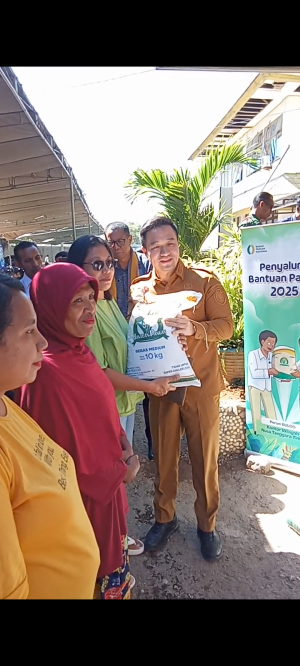 Wali Kota Kupang dr. Christian Widodo salurkan secara simbolis bantuan beras pemerintah kepada 22.773 Kepala Keluarga di Kota Kupang  Selasa