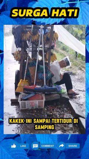 Kakek ini sampai ketiduran di samping gerobak miliknya, sambil berteduh dan menunggu pembeli.