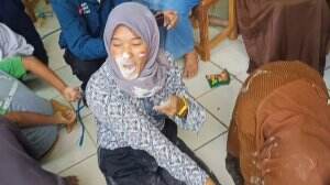 Nyari uang koin ditumpukan tepung terigu