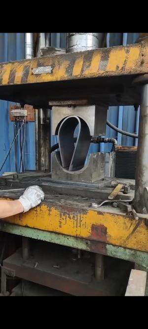 membuat besi lembaran menjadi bundar dengan mesin press hidrolik