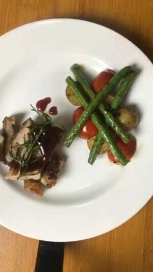 pan seared duck breast with plum sauce, sauteed vegetables and baby potatoes. 🪿🍎