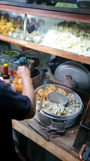 Bakso Perempatan Ketintang Bener2 Ramai Terus Tiap Hari Kalian Wajib coba sih🤗 Enak tempatnya lesehan loh✨️ #RCTIPlus  #HOTrctiplus #shortpl