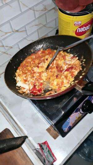 HUJAN-HUJAN GINI ENAKNYA BIKIN NASI GORENG BEEF PEDAS ALA RUMAHAN PASTI NIKMAT🤤😊 #HOTrctiplus #shortplus #cooking #masak #nasigoreng  #alaru