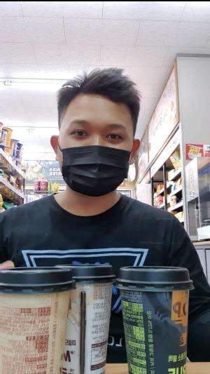 ya begini kalau belanja makanan di minimarket sekalian bisa buat nongkrong?? #vlogjalanjalan #belanja #makanan #minuman #Food 