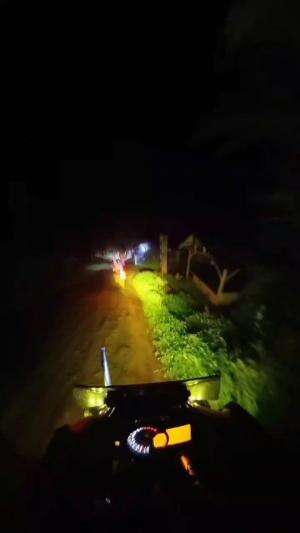 Percayalah jatoh di jalan makadam tidak seindah jatoh di pelukan janda pirang Depok #ontahood #ontahoodmotoadventure #riding #ride #motoran 