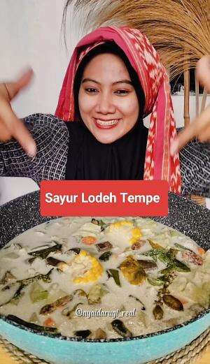 Kalian tim makan sayur pake mangkok apa langsung diceburin ke nasi?! 😂🤭
#sayurlodeh #sayuran #nyaidarugi_real #menusimple 