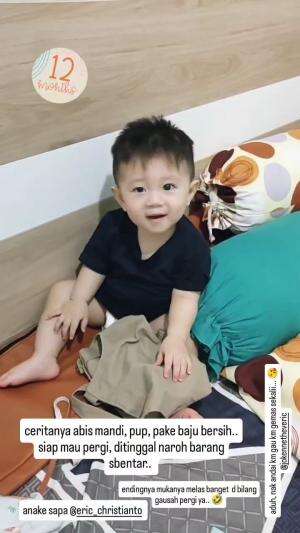 Lepas baju kodok sendiri.

 #family  #cutebaby #babyboy #diomelin
