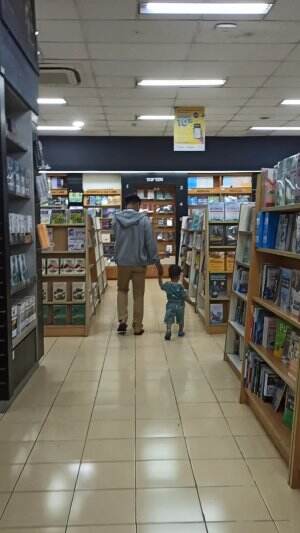 Temani ayah ke toko buku