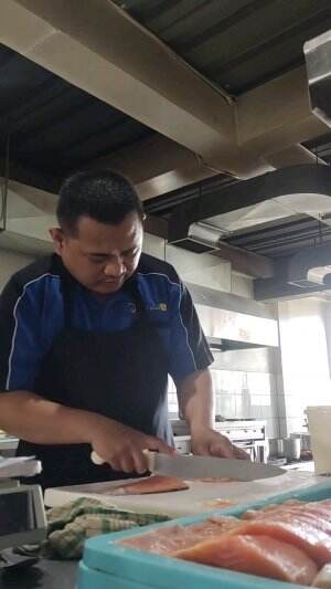 tutorial pemotongan salmon untuk steak.#tutorial Musik: Shenyang
Pemusik: Kevin MacLeod
URL: https://filmmusic.io/song/4346-shenyang