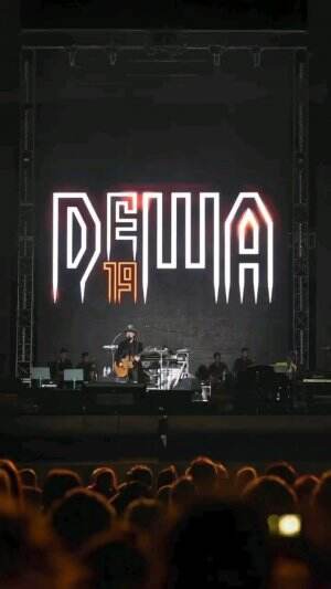 ERICK THOHIR NONTON KONSER DEWA 19