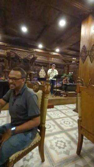 Asyiik nyanyi dulu salam bahagia
