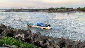banyak perahu yg kandas karena air muara surut #skills #nelayan
