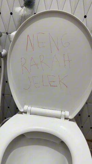 menghapus tulisan horror di WC neng rarah