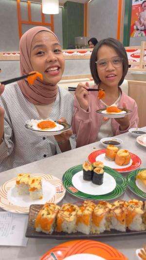 Sushi date sama kaka berujung rebutan sashimi deh ?  #suhsi  #makanmakan  #healthyfood 