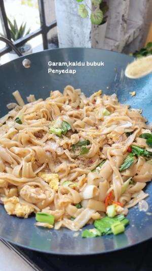MENU MASAKAN RUMAHAN SIMPLE
“Kwetiaw Goreng Rumahan”
#Cooking #inspiration #Menumasakanrumahan #Tips #Trik #Idejualan #ummuhusna
