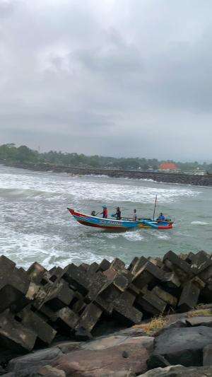 Suasana Pagi Hari Di Muara Pelabuhan Cikidang