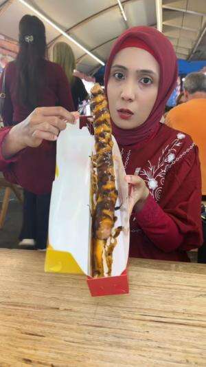 makan sosis terpanjang di dunia 